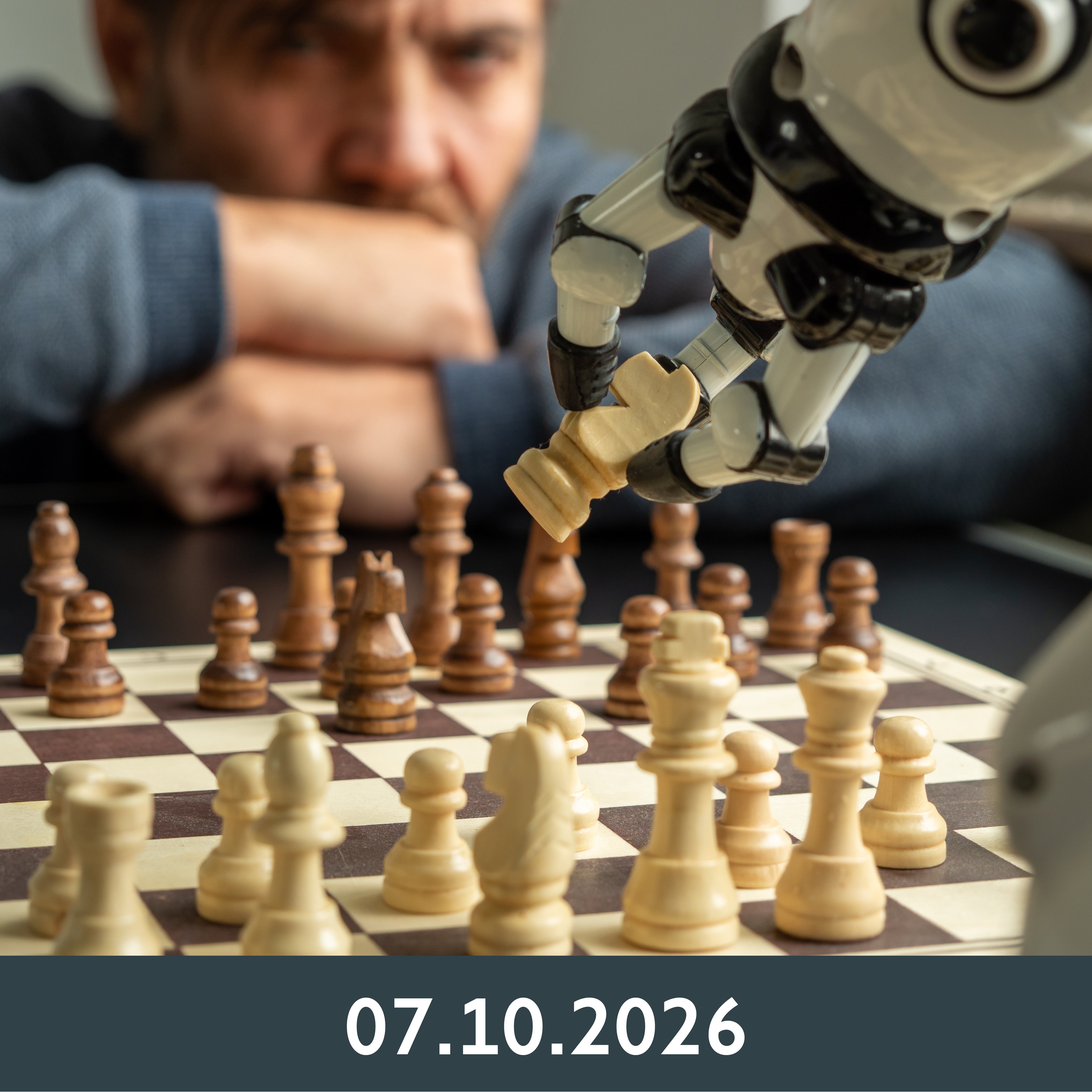 Ein Mann beobachtet aufmerksam, wie ein Roboterarm eine Schachfigur auf einem Schachbrett bewegt. Die Szene suggeriert ein strategisches Spiel zwischen Mensch und KI.