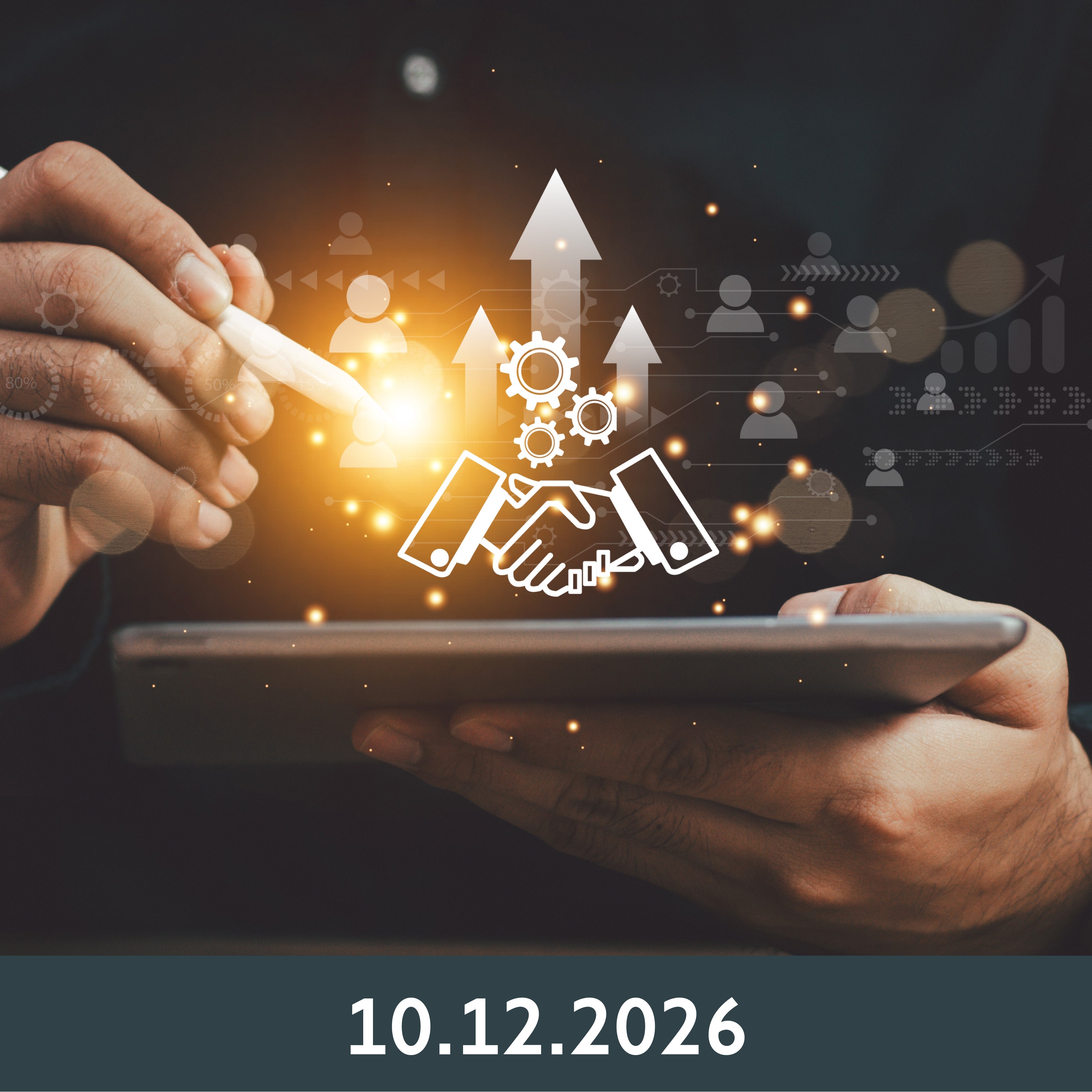 Eine Person benutzt ein Tablet mit einem digitalen Stift. Eine leuchtende digitale Überlagerung zeigt Symbole wie Handschlag, Zahnräder und Pfeile, die Technologie und Wachstum symbolisieren.