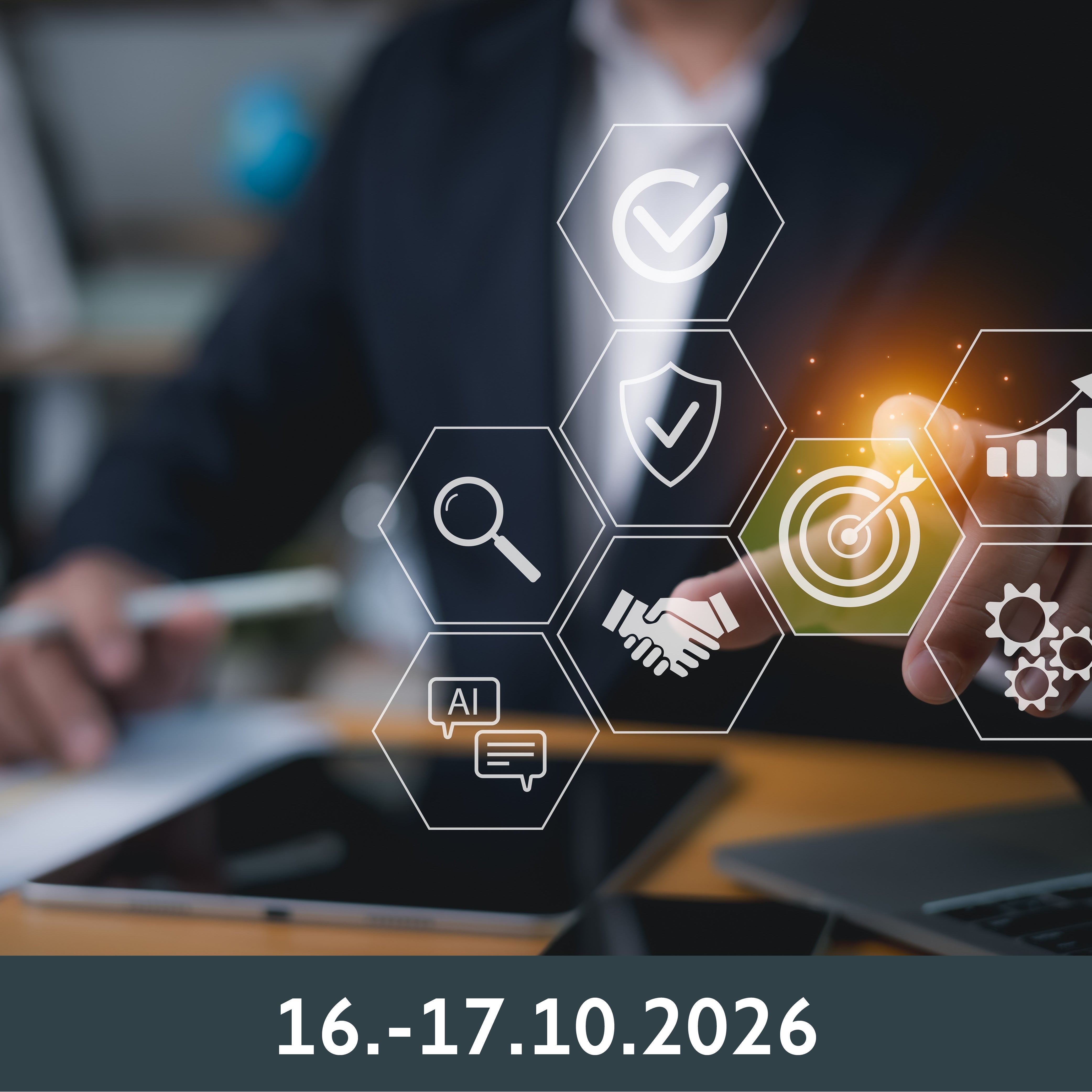 Ein Geschäftsmann, der mit leuchtenden Symbolen wie einem Ziel, einem Handschlag und einem Wachstumdiagramm auf einer digitalen Schnittstelle interagiert, die Strategie und Erfolg symbolisieren.