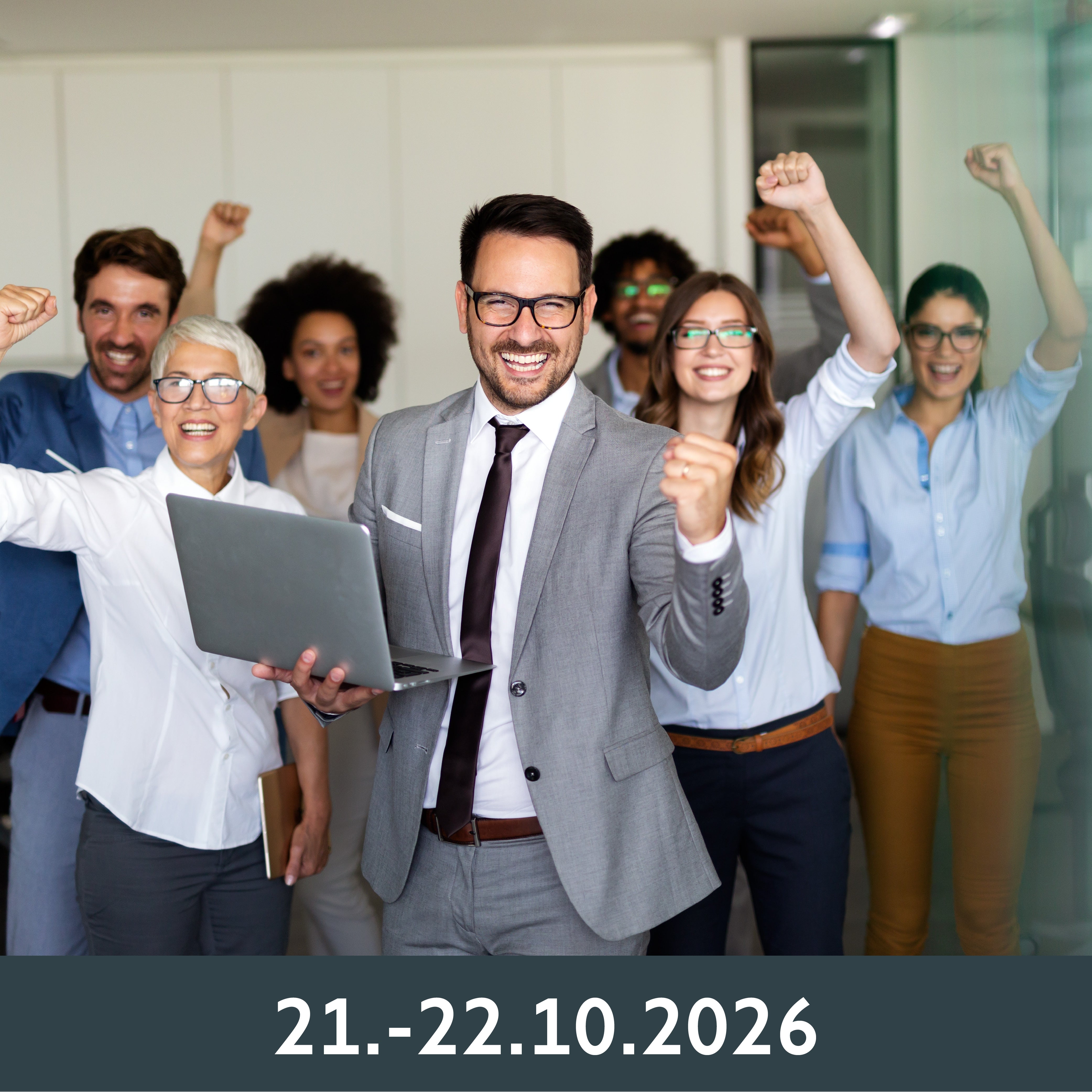Eine Gruppe lächelnder Büroangestellter reckt jubelnd die Fäuste in die Höhe. Ein Mann im Vordergrund hält einen Laptop und vermittelt damit Erfolg und Teamgeist.