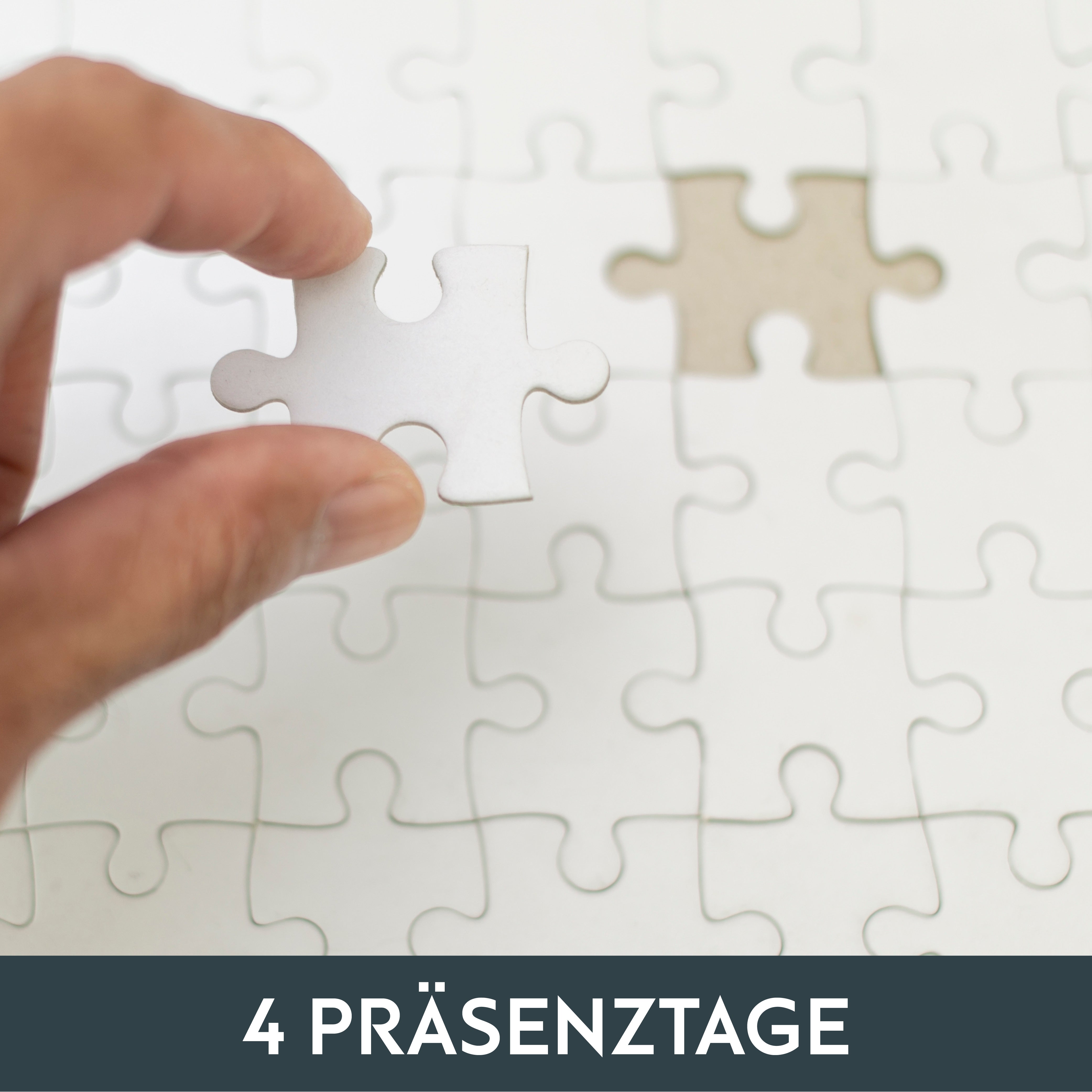Eine Hand hält ein weißes Puzzleteil über ein fast fertiggestelltes Puzzle, bei dem ein Teil fehlt. Die Szene vermittelt Konzentration und Problemlösung.