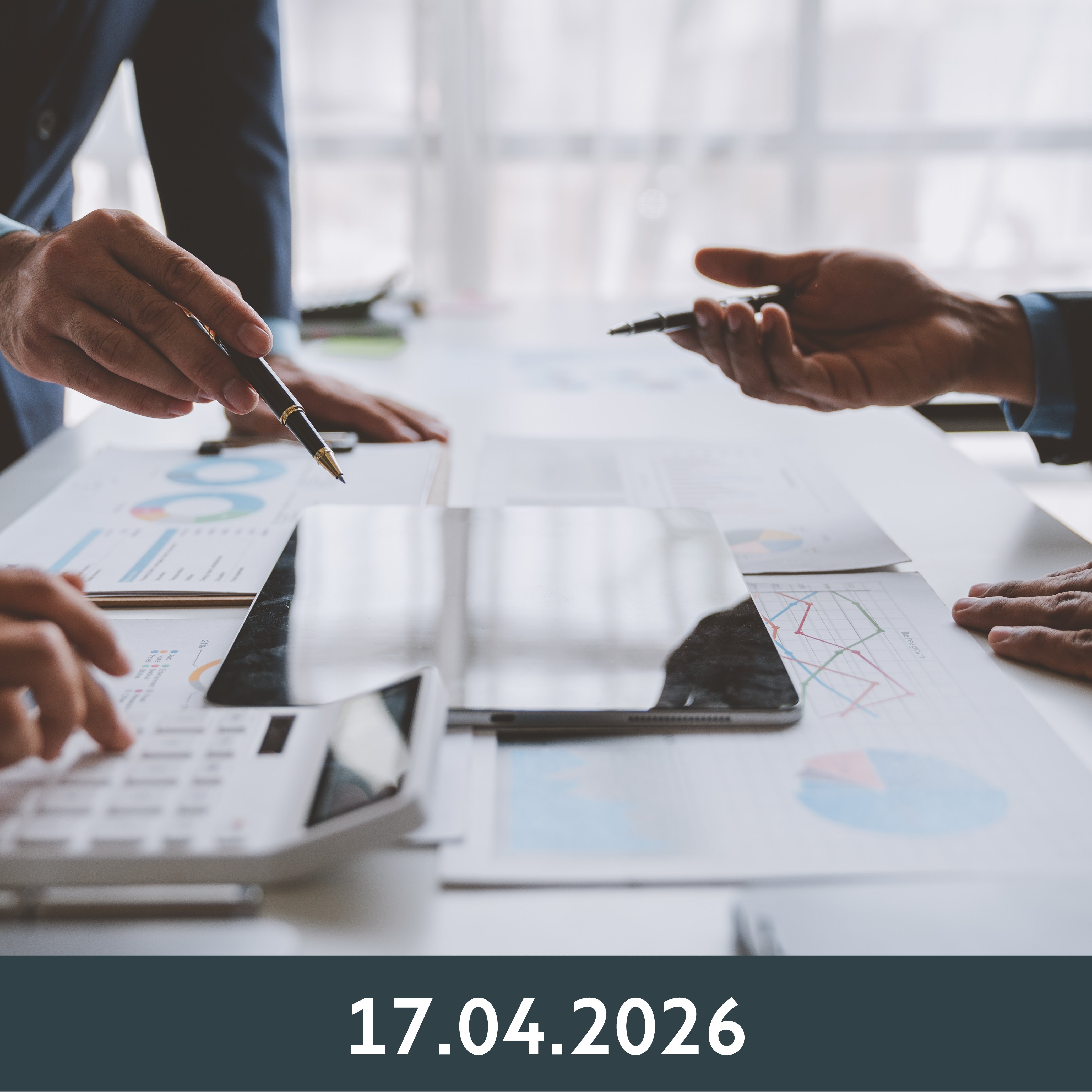 Ein Geschäftstreffen, bei dem die Teilnehmer auf ausgedruckte Finanzdiagramme zeigen. Auf dem Tisch liegen ein Tablet und ein Taschenrechner. Die Atmosphäre ist von Zusammenarbeit und Konzentration geprägt.