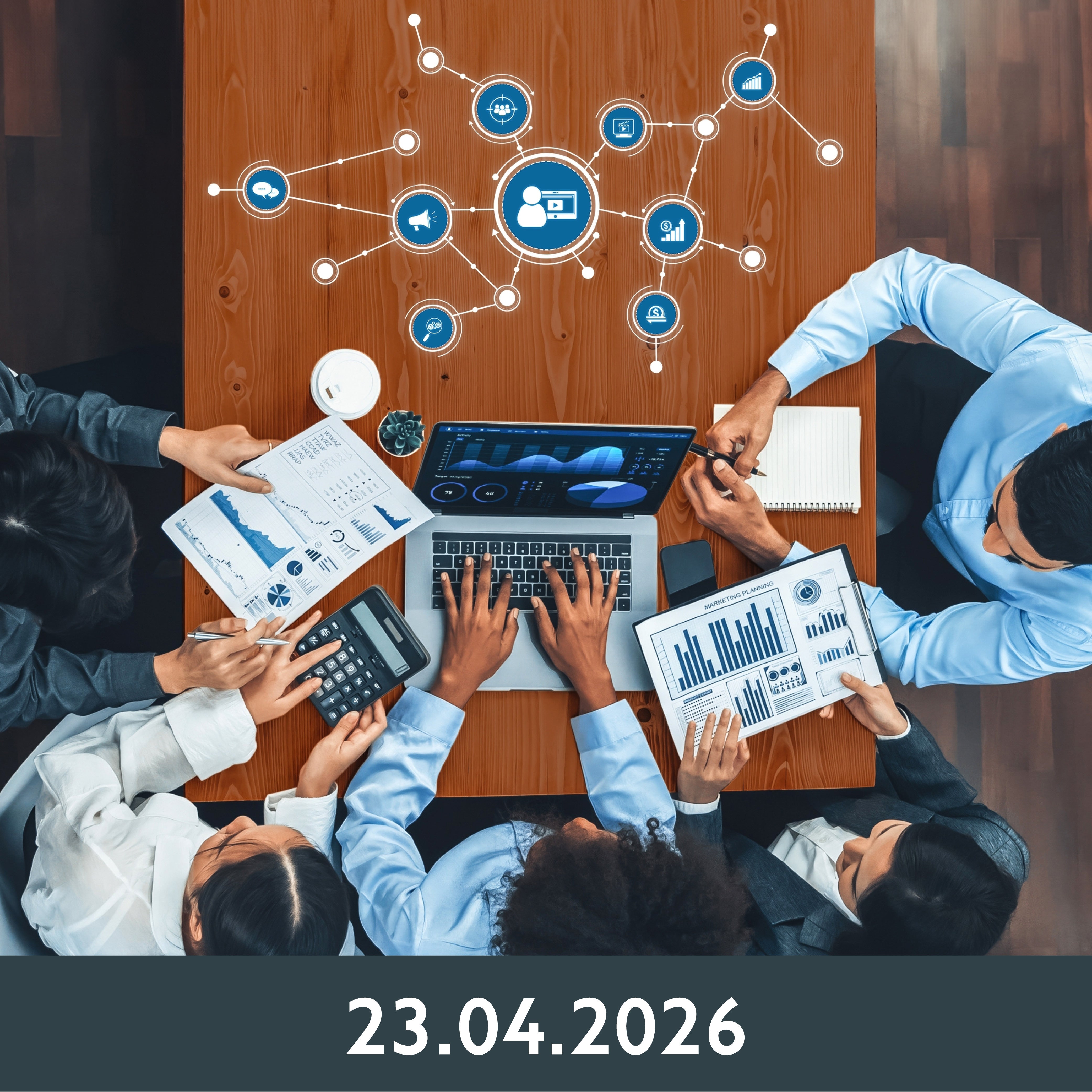 Top-Down Ansicht von fünf Personen, die an einem Tisch sitzen und mit einem Laptop, Tabellen und Diagrammen arbeiten. Über ihnen sind Symbole für digitale Netzwerke zu sehen, die Teamarbeit und Datenanalyse symbolisieren.