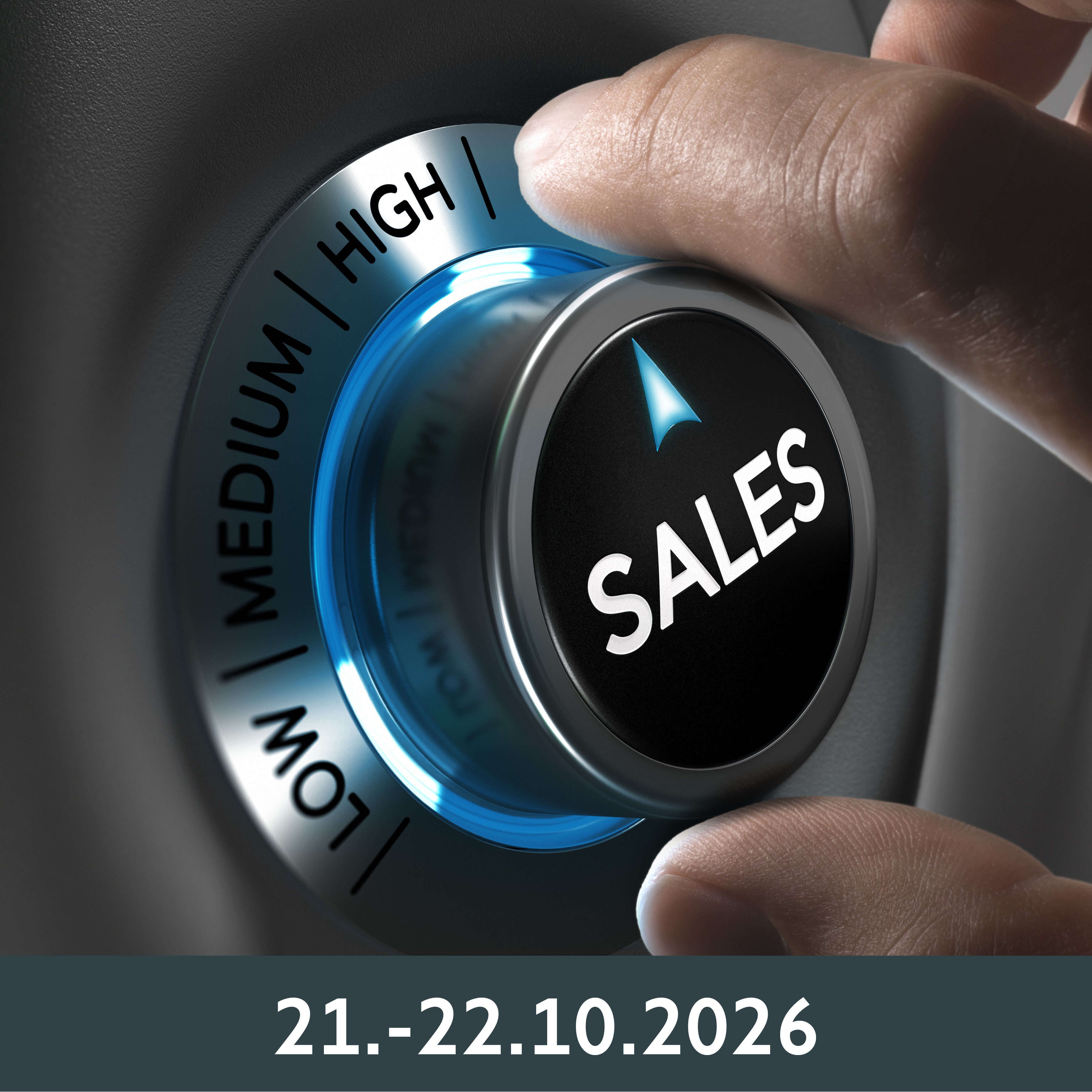 Eine Hand dreht einen Drehknopf mit der Aufschrift „Sales“ mit leuchtend blauen Akzenten. Stichworte: Umsatzsteigerung, Anpassung, Wachstum, Geschäftsstrategie.